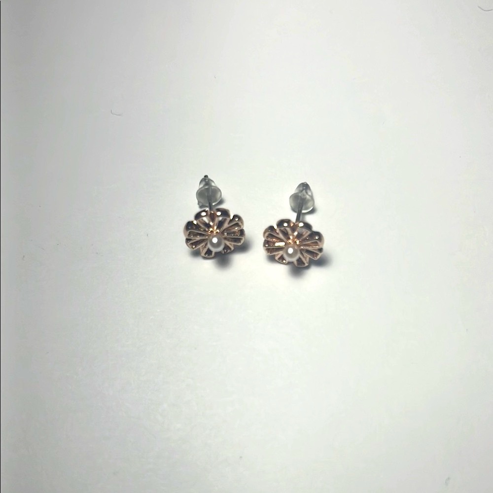 Elegant Rose Gold and Pearl Flower Stud Earrings